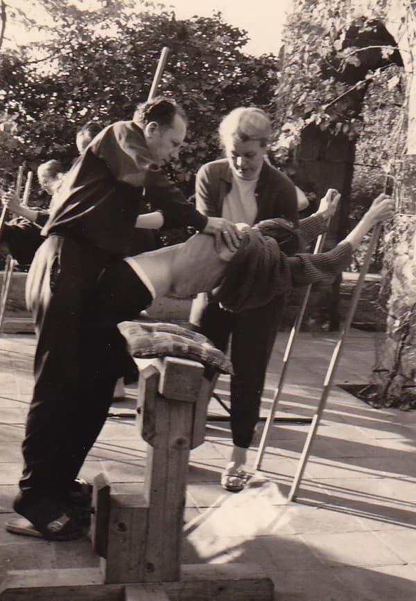 /Users/mariatroshina/Desktop/історичні фото Шрот/A-typical-patient-with-a-large-curvature-as-treated-in-Katharina-Schroths-first.png.jpeg